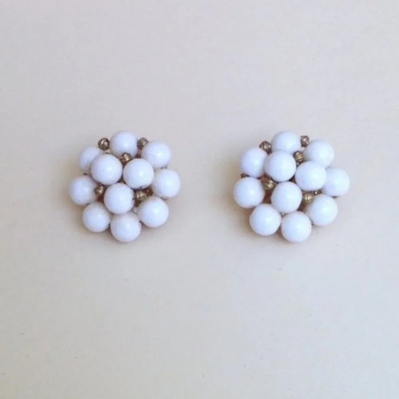 Vintage White Flower Design Clip On Earrings Gift Present Minimalist Academia - Picture 1 of 6